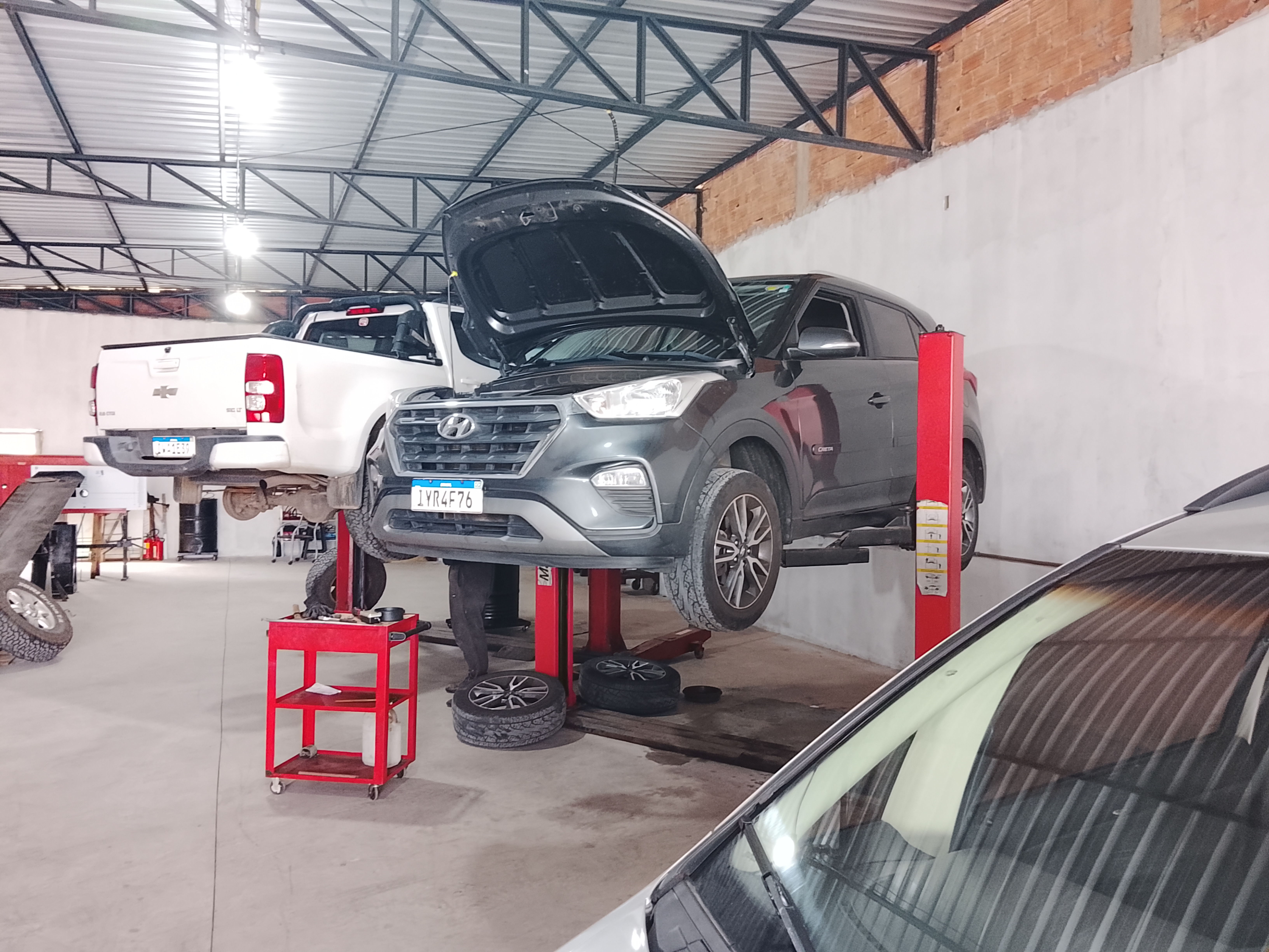 Veículo no elevador — 2 Irmãos Auto Center